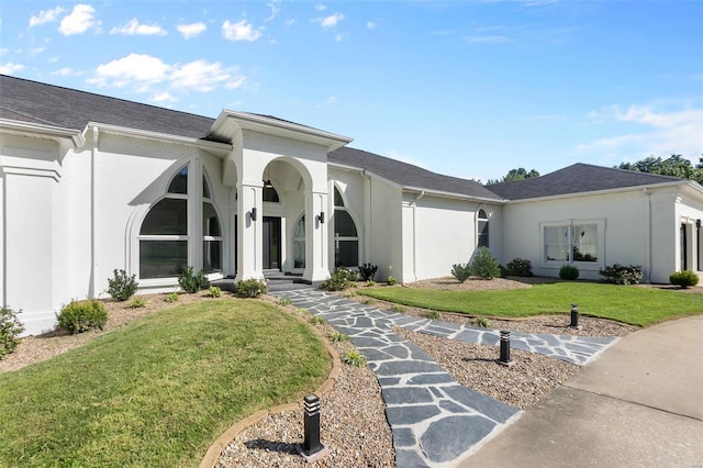 view of front of house featuring a front yard