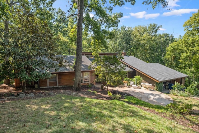 view of front of property featuring a front yard