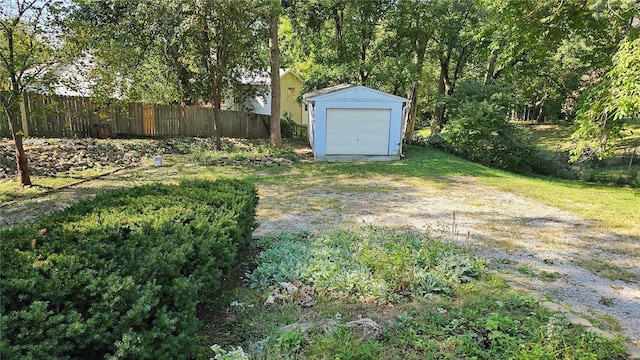 view of yard featuring an outbuilding