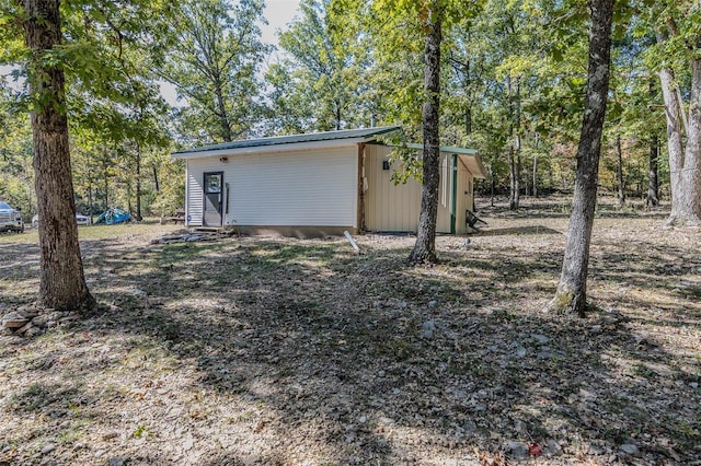 view of yard with an outdoor structure