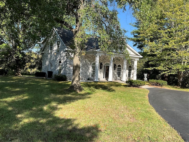 view of front of property with a front yard