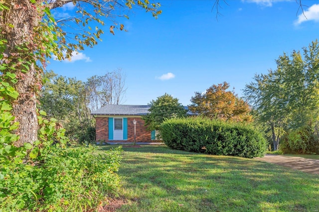 view of front facade featuring a front lawn