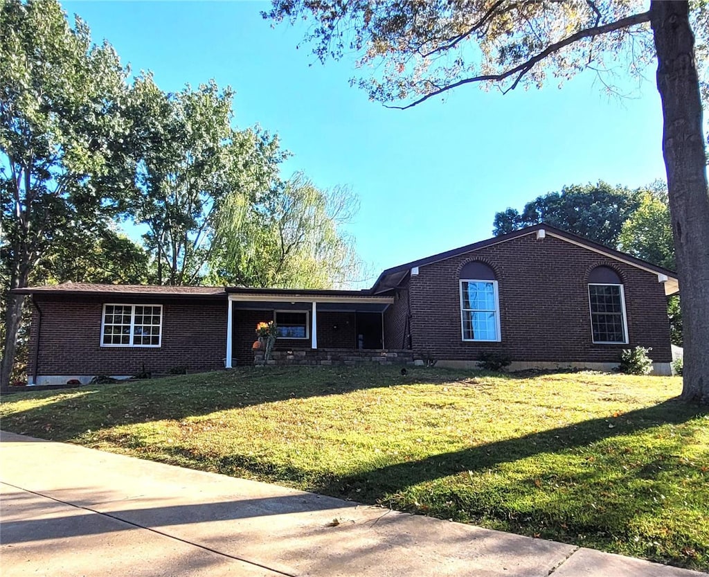 single story home featuring a front yard