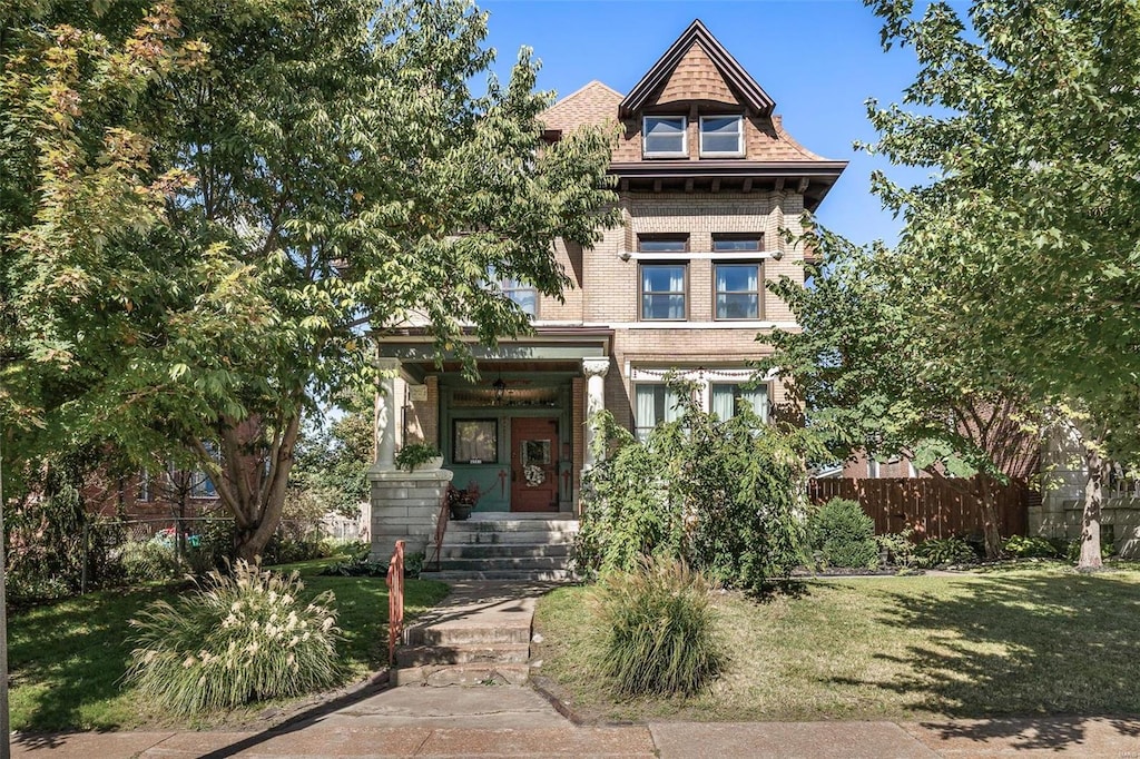 view of front of property featuring a front lawn