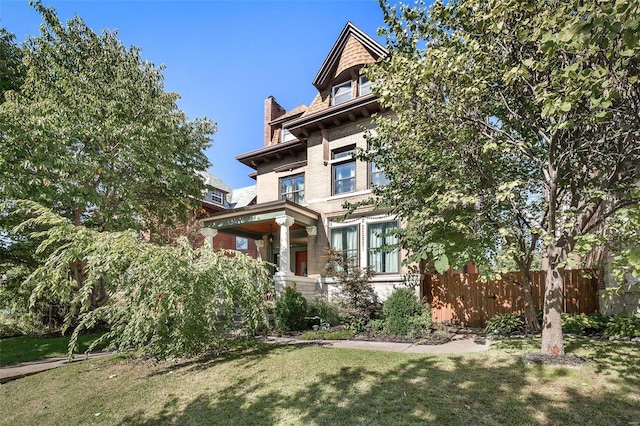 view of front of home featuring a front yard