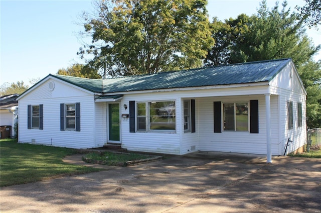 view of front of property featuring a front lawn