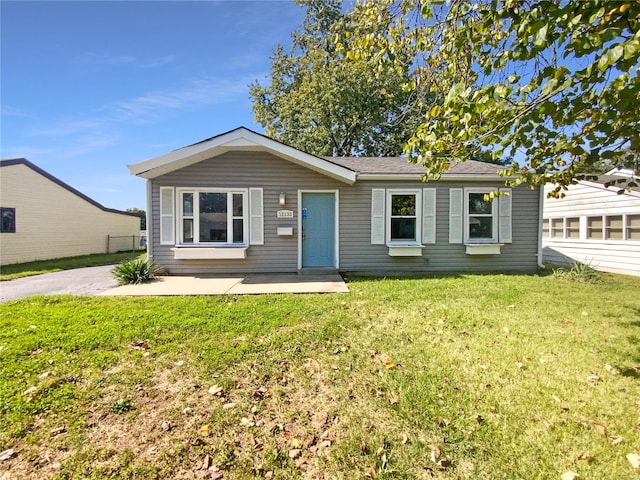 single story home featuring a front lawn