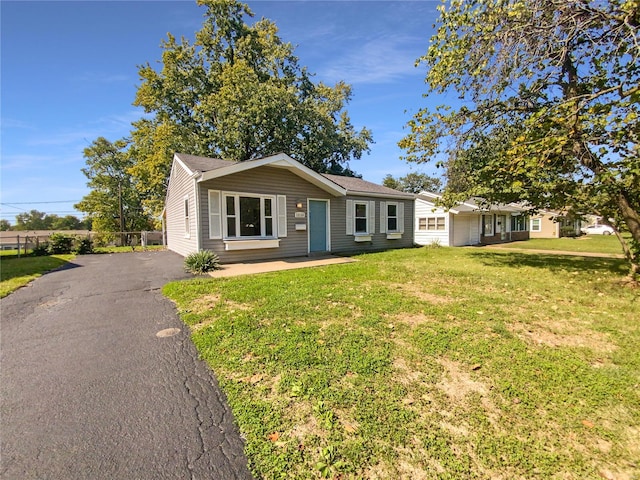 view of front of house featuring a front lawn