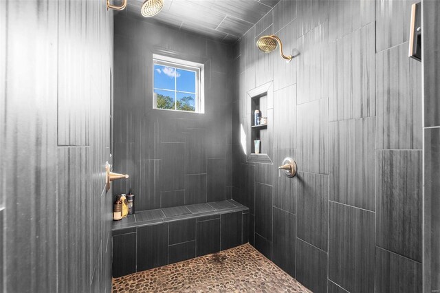 bathroom featuring tiled shower