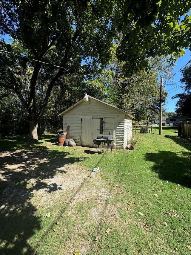 view of yard featuring a storage unit