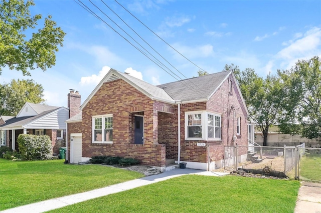 view of front of property featuring a front lawn