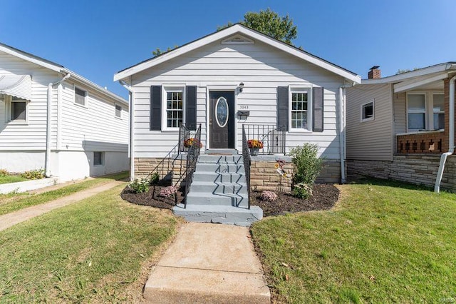 view of front of home featuring a front lawn