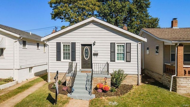 view of front of property with a front lawn