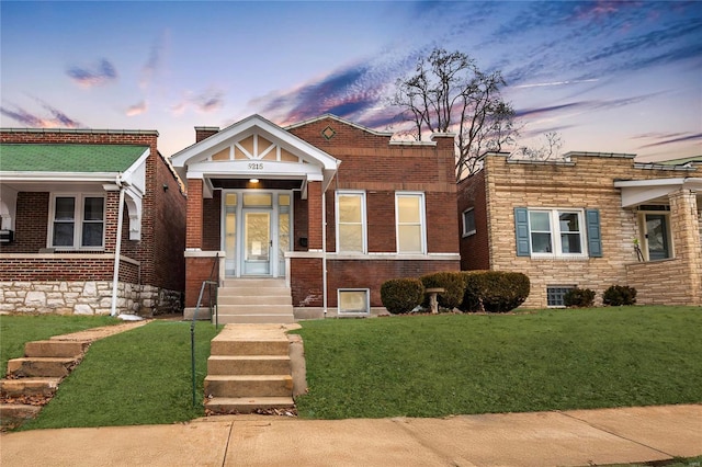 view of front of home featuring a lawn