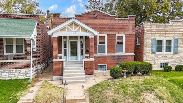 view of front facade with a front yard