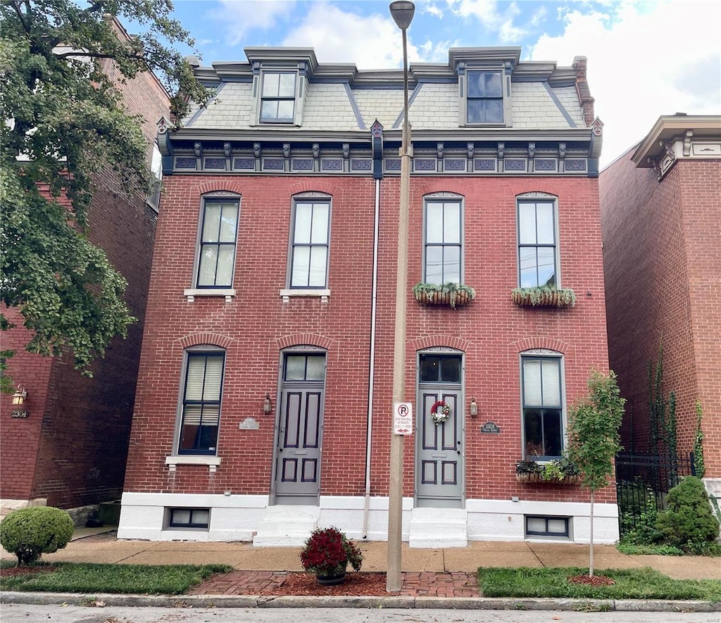 view of front facade