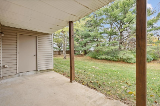 view of yard featuring a patio