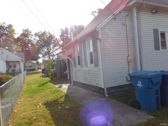 view of side of property featuring a lawn