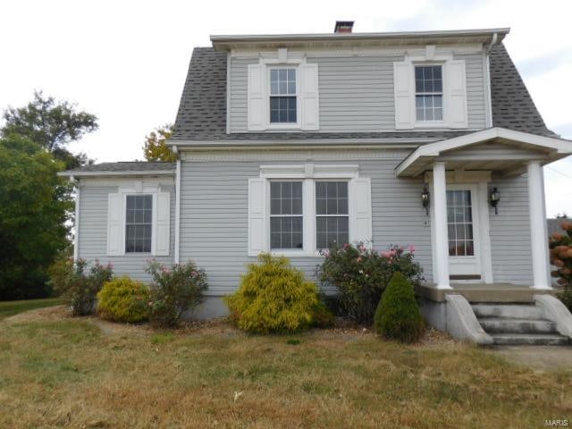 view of front of house featuring a front lawn