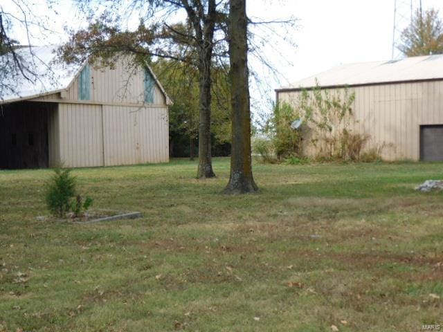 view of yard with an outbuilding