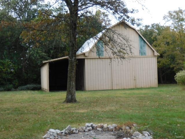 view of outdoor structure with a yard