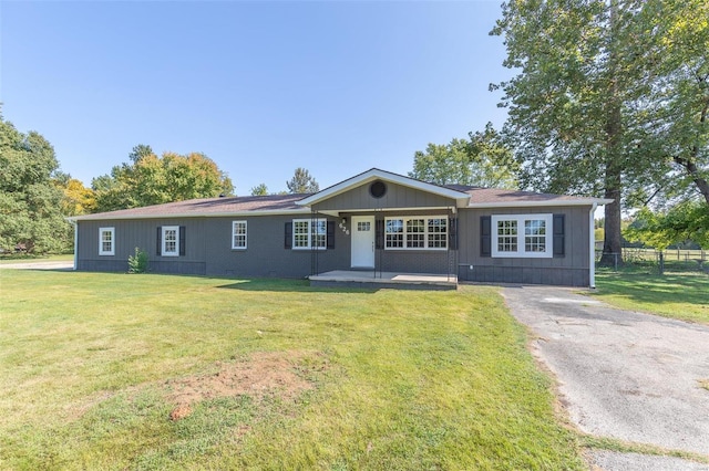 single story home featuring a front yard