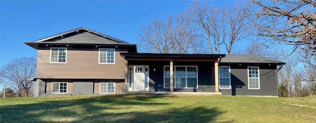 view of front of property featuring a front lawn