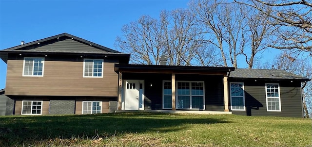 view of front of property featuring a yard