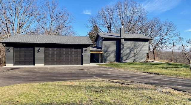 view of front facade featuring a detached garage and a front yard