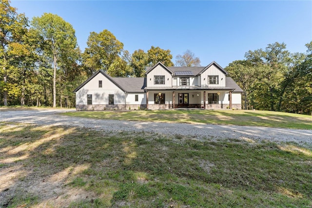 view of front facade featuring a porch and a front yard