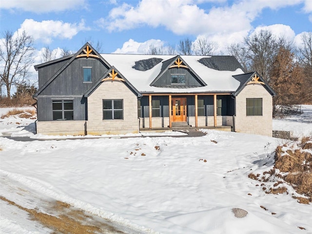 view of front facade with covered porch