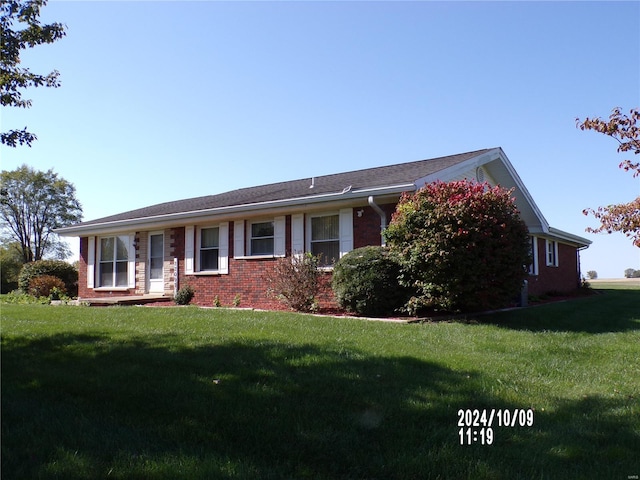 ranch-style house featuring a front lawn