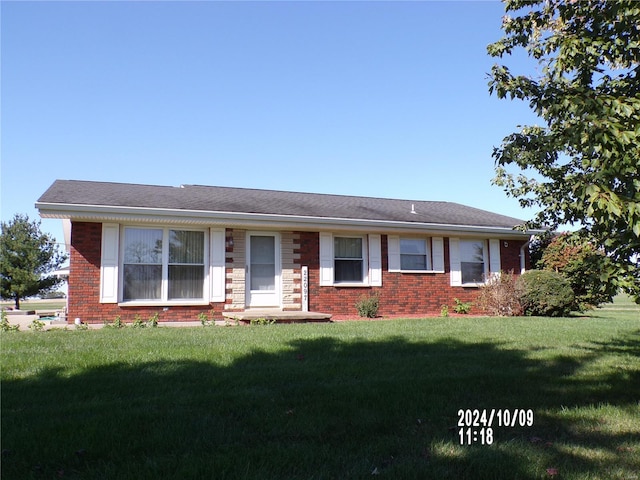 single story home with a front yard