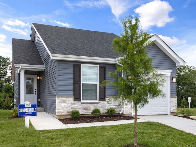 view of front of property featuring a front lawn and a garage