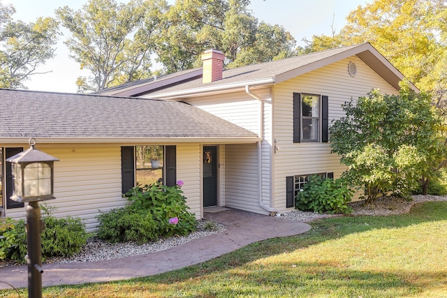 view of front of property with a front yard