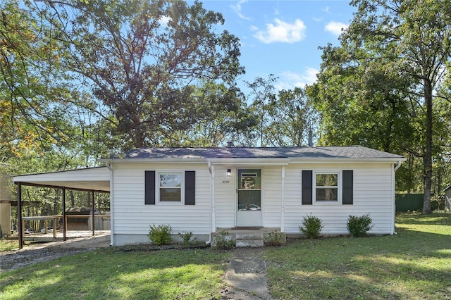 view of front of house featuring a front lawn and a carport