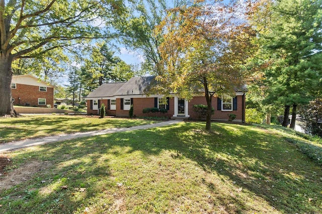 view of front facade featuring a front yard