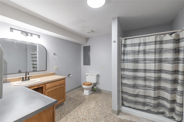 bathroom featuring a shower with curtain, vanity, and toilet