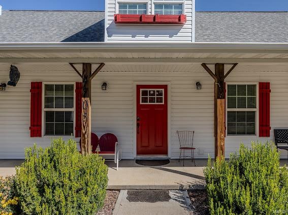 entrance to property featuring covered porch