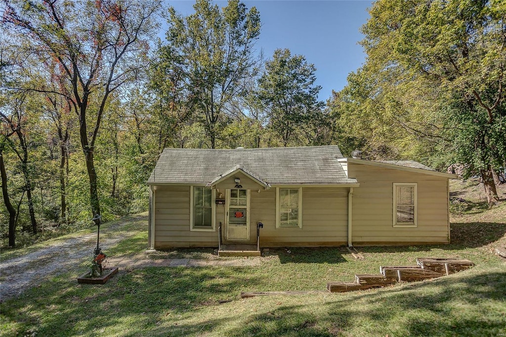 view of front of property with a front lawn