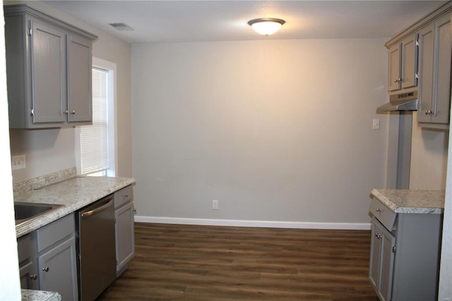 kitchen featuring dark wood-type flooring, gray cabinets, sink, and stainless steel dishwasher