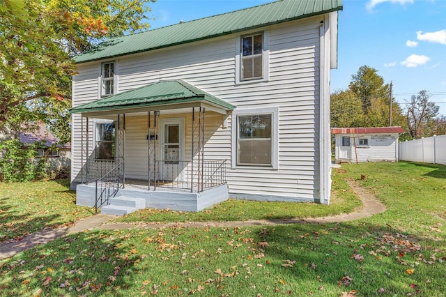 view of front of home featuring a front lawn