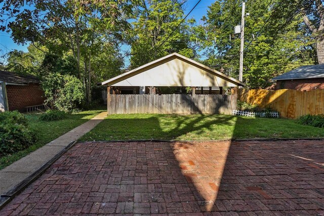 exterior space featuring a lawn