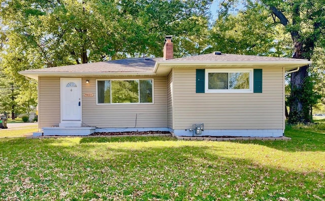 view of front facade with a front yard