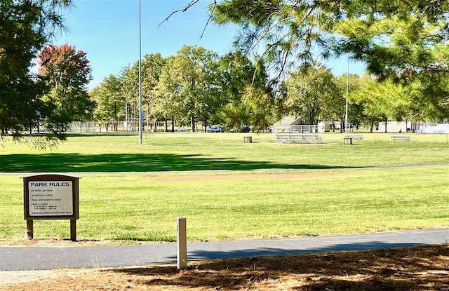 view of property's community featuring a lawn