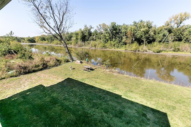 view of yard featuring a water view