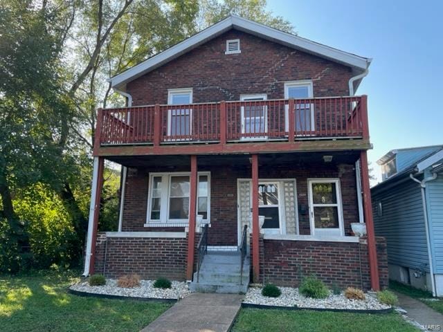 view of front of property featuring a front lawn