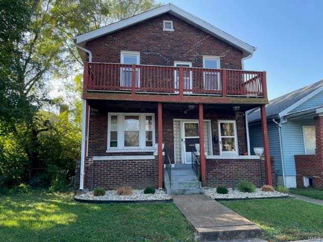 view of front of property with a front lawn