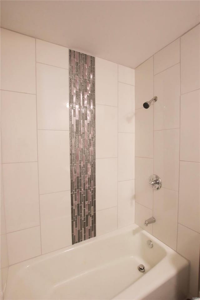 bathroom featuring tiled shower / bath