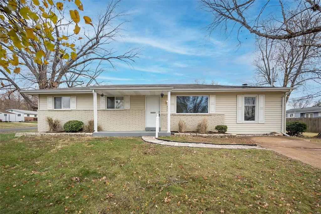 ranch-style home with a front lawn